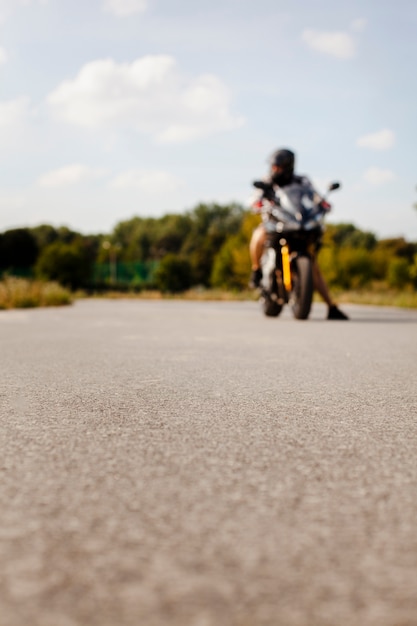 Verschwommene Sicht des Radfahrers auf der Straße