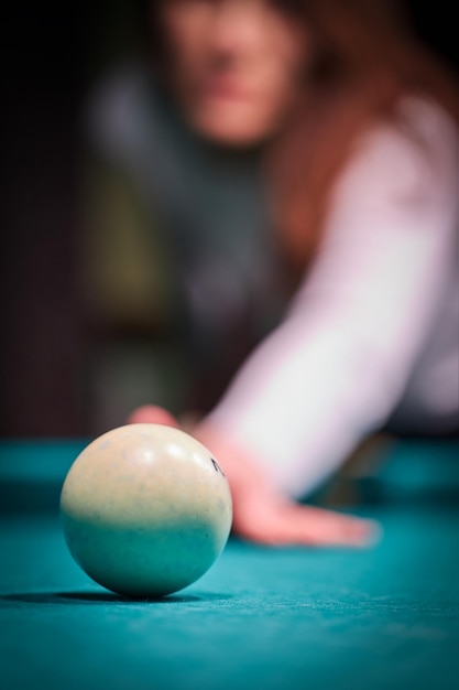 Verschwommene Silhouette eines Mädchens, das Billard spielt