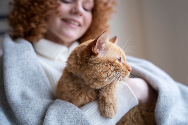 Foto verschwommene smiley-frau mit katze