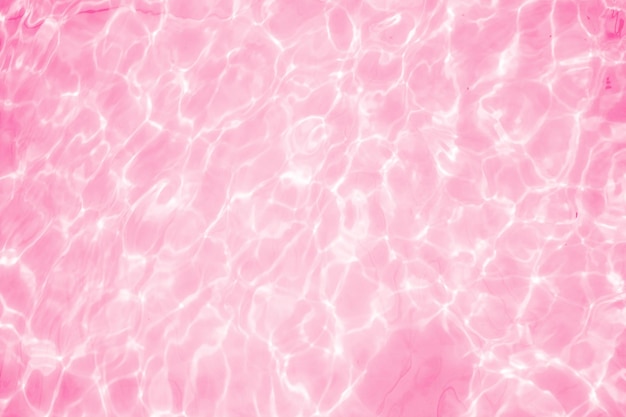 Verschwommene, transparente, rosafarbene, klare, ruhige Wasseroberflächenstruktur mit Spritzern und Blasen Trendiger abstrakter Naturhintergrund Wasserwellen im Sonnenlicht Wasserhintergrund