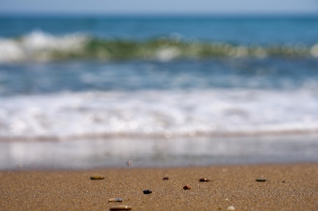 Verschwommene Wellen als Hintergrund an der Sandküste Kretas