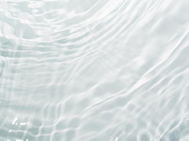 Verschwommene Wellenstruktur des Wassers auf weißem Hintergrund Schatten des Wassers im Sonnenlicht Mockup für Produkt-Spa oder Reise-Hintergrund Marmor-Wasseroberfläche als Tapeten-Huntergrund