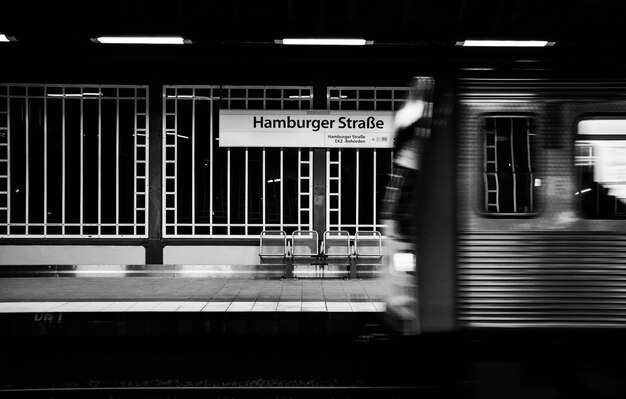 Verschwommene Zugbewegungen auf dem Bahnsteig des Bahnhofs in der Nacht