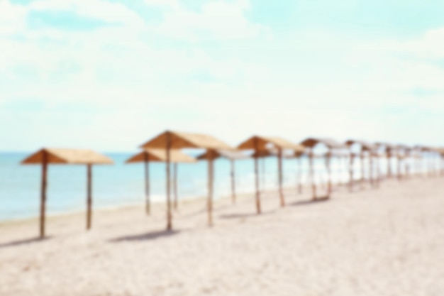 Verschwommener Blick auf den tropischen Strand an einem Sommertag