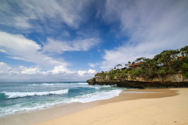 Verschwommener Hintergrund der Meereslandschaft am Drini Beach mit dramatischer Wolke und Himmel am Morgen