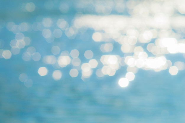 Verschwommener Hintergrund durch Reflexion des blauen Wassers im Fluss Bokeh wie Hauptobjekt Tapete oder Postkarte