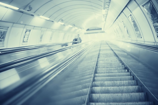 verschwommener Hintergrund Metro Rolltreppe / hellblauer Hintergrund Bewegung Stadtinfrastruktur U-Bahn