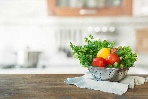 Verschwommener Hintergrund Moderne Küche mit frischem Gemüse auf Holztischplatte für Sie und Produkte