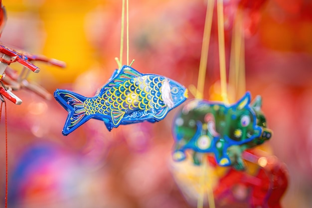 Verschwommener Hintergrund, schöne Laterne. Dekorierte bunte Laternen, die während des Mid Autumn Festivals auf einem Ständer in den Straßen von Ho-Chi-Minh-Stadt, Vietnam, hängen. Die chinesische Sprache auf Fotos bedeutet Glück