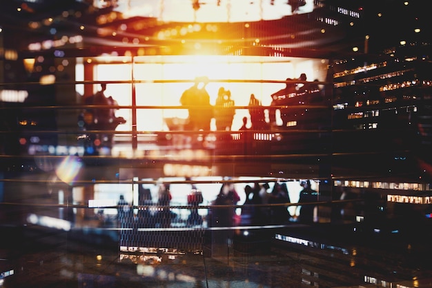 Verschwommener Hintergrund von Geschäftsleuten in einem Büro