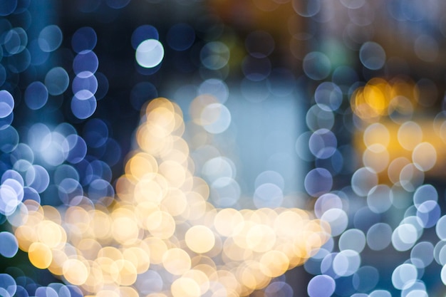 Verschwommener Neujahrsdekorationshintergrund. Sterne und blaue verschwommene Beleuchtung in einem Café oder einer Vitrine mit Bokeh