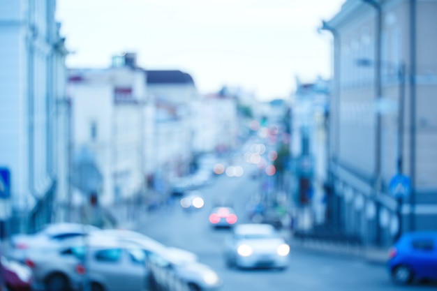 Verschwommener Verkehr auf der Stadtstraße