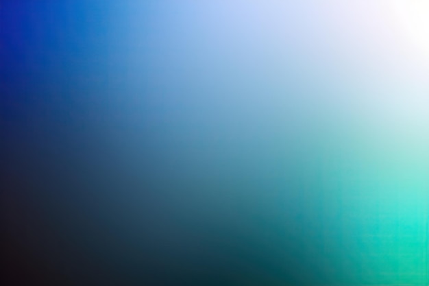 Verschwommener, weiß-blau-schwarzer abstrakter Farbverlauf auf dunklem Hintergrund