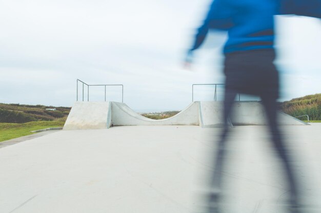 Foto verschwommenes bild eines mannes, der im park skateboard fährt