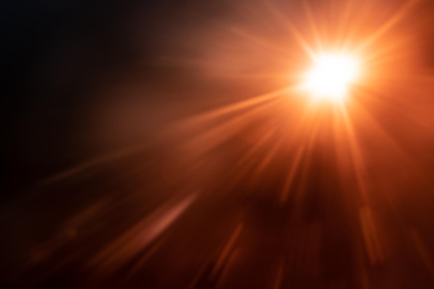 Verschwommenes Bild Sonneneruption auf schwarzem Hintergrund