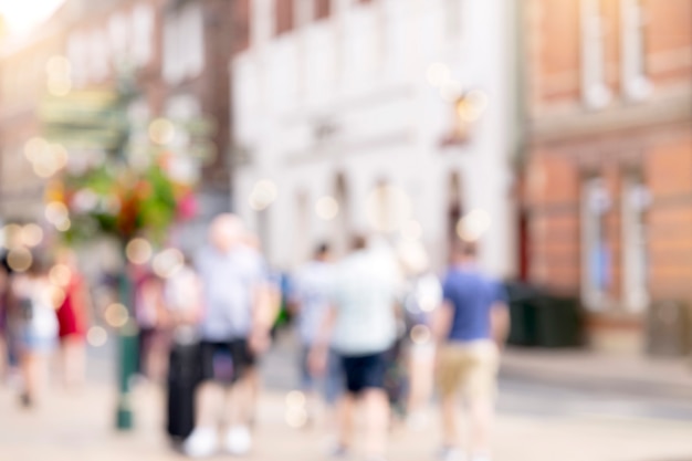 Verschwommenes Bild von Menschenmengen, die auf Einkaufsstraße in Yorkshire, England, Hihgh-Schlüssel gehen Unscharfes Foto des Touristen, der in der Stadt am Sommerurlaub geht