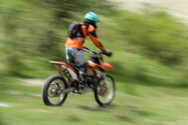 Verschwommenes Bild von Motorradfahrern während des Motocross-Rennens