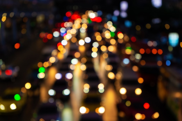 Verschwommenes Filmmaterial. Stau auf einer breiten Straße. Verschwommene Bremslichter. Dichter Stadtverkehr. Verkehrsknotenpunkt. Nachtaufnahmen.