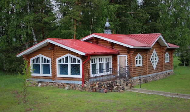 Verschwommenes Holzhaus mit schöner Aussicht, umgeben von Bäumen.