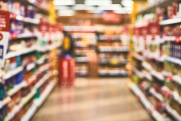 Verschwommenes Lebensmittelgeschäft und Gang von Supermarktwaren anzeigen und Regale mit Waren zum Kauf Lebensmittelverpackungen und Laden für Optionen im Angebot Einzelhandelspräsentation und Regal für die Organisation
