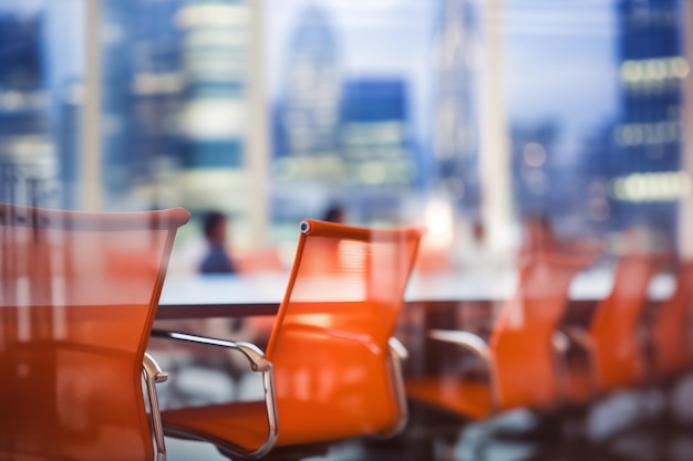 Verschwommenes Leerraumbüro auf abstraktem Licht Bokeh Bürointerieur Hintergrund mit Laptops