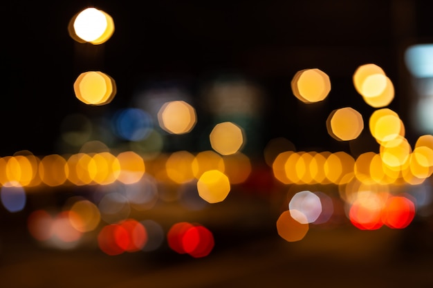 Verschwommenes Verkehrs- und Stadtlichter Bokeh