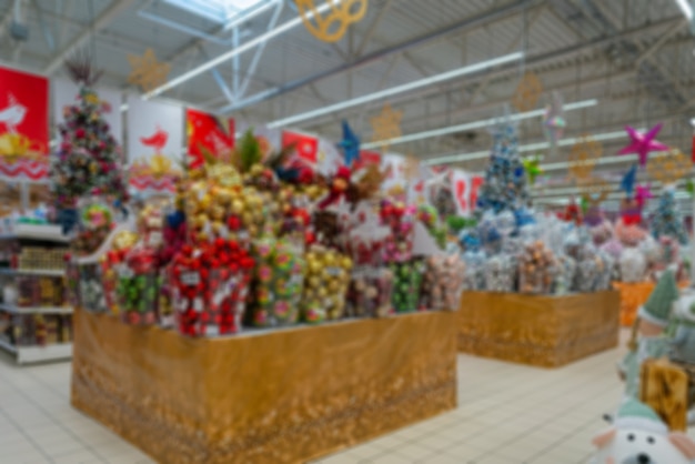 Verschwommenes Weihnachtsinterieur eines modernen Supermarktes