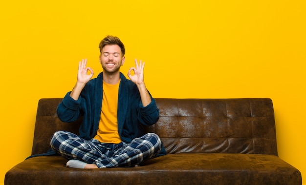 verse concentrado y meditando, sentirse satisfecho y relajado, pensar o tomar una decisión