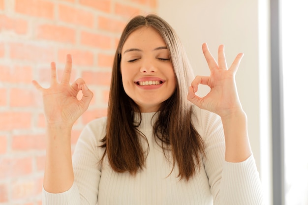 Foto verse concentrado y meditando, sentirse satisfecho y relajado, pensar o tomar una decisión