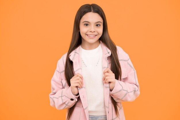 Verse genial. estilo casual de niño hipster sonriente. el niño preadolescente usa una camisa a cuadros. chaqueta de franela. belleza y moda. última tendencia. moda callejera de otoño. chica adolescente feliz en camisa rosa a cuadros.