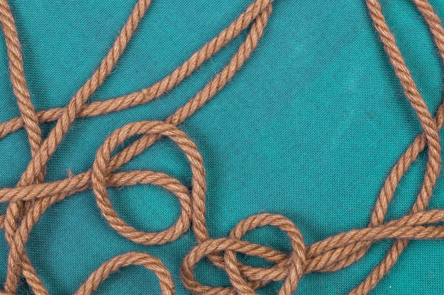 Versenden Sie Seil auf blauem Hintergrund, Draufsicht mit Kopienraum