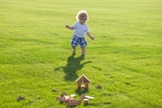 Versicherung Kinder Kinderentwicklung Babyspiel im grünen Gras