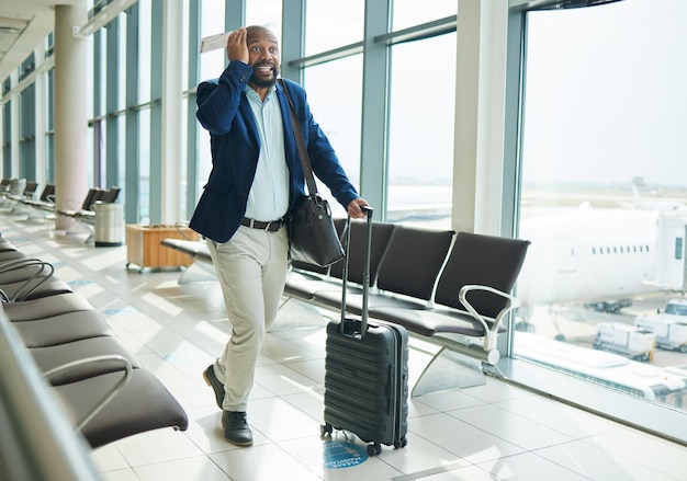 Foto verspätung am flughafen und rennender schwarzer mann für geschäftsflug, flugreise und reiseterminal. geschäftsmann eilt und eilt mit angststress und schnellem gehen mit koffergepäck zum einsteigen in das flugzeug