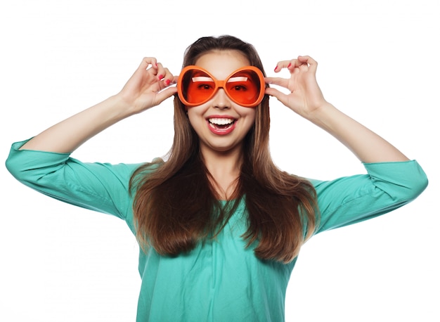 Verspielte junge Frau mit Partybrille. Bereit für eine gute Zeit.