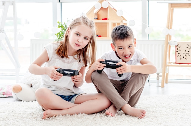 Verspielte Kinder mit Joysticks zum Spielen