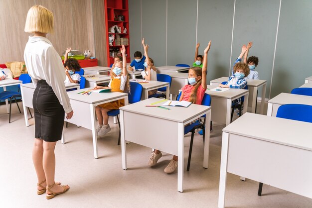 Verspielte Schüler genießen die Schulzeit und den Unterricht mit Lehrer und Klassenkameraden