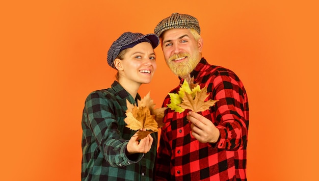 Verspieltes Paar Genießen Sie den Herbst zusammen, Liebe und romantische Beziehung Herbstgrüße Herbsterntefest Herbstsaisontrends Paar Vintage Mode Glückliches Familienkonzept Hippie und Hipster