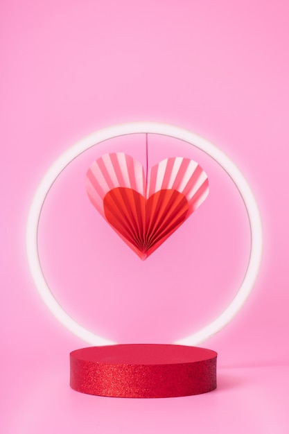 Verspotten Sie die Bühne oder das Podest und die Herzen symbolisieren Liebesdekorationen zum Valentinstag für Ihre Produkte