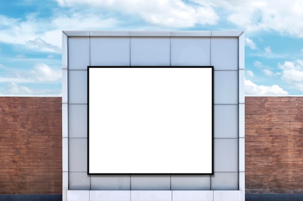 Verspotten Sie herauf weiße Hintergrundanschlagtafel und Beschneidungspfad auf dem Gebäude mit Hintergrund des blauen Himmels
