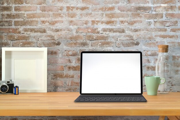 Verspotten Sie Tablet und Smart Keyboard auf dem Loft-Arbeitsplatz