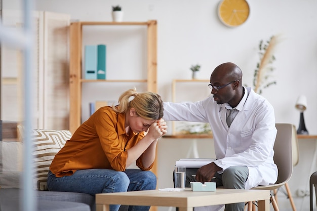 Verstehen, dass Psychiater weinenden Patienten tröstet