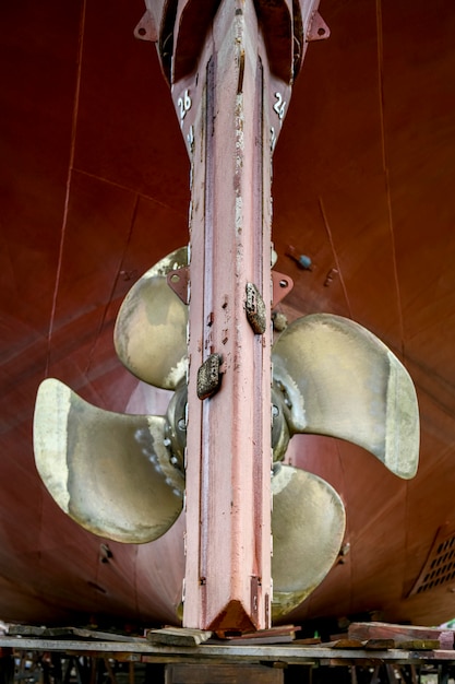 Verstellpropeller und Ruder Frachtschiff an Land auf Schiffsreparaturwerft