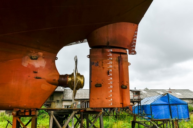 Verstellpropeller und Ruder Frachtschiff an Land auf Schiffsreparaturwerft