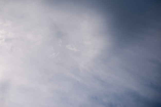 Verstreute Wolkenhaufen in einem blauen Himmel, blauer Himmelshintergrund mit weißen Wolken,