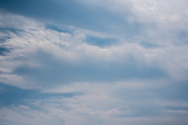 Verstreute Wolkenhaufen in einem blauen Himmel, blauer Himmelshintergrund mit weißen Wolken,