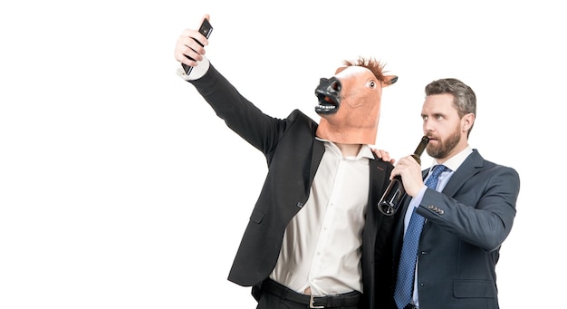 Versuchen Sie, es ruhig zu halten. Betrunkene Kollegen machen Selfie-Videos auf dem Smartphone. Videoaufnahme. Live-Streaming. Mobile Technologie. Firmenkostümparty, Kopierraum.