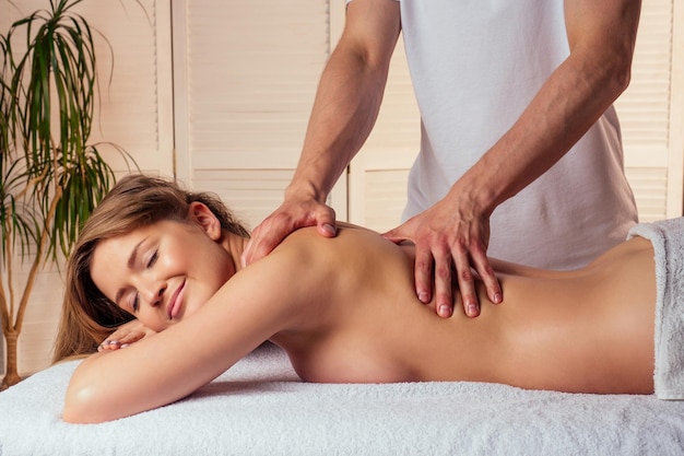 Versuchung männlich, Frau Massage zu machen