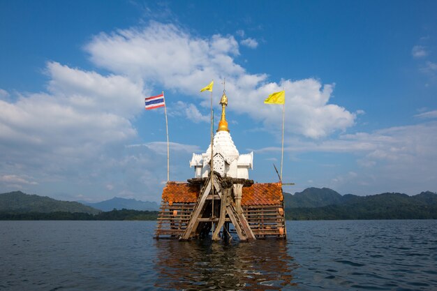 Versunkener Tempel und Glockenturm in Sangkhlaburi, Kanchanaburi, Thailand