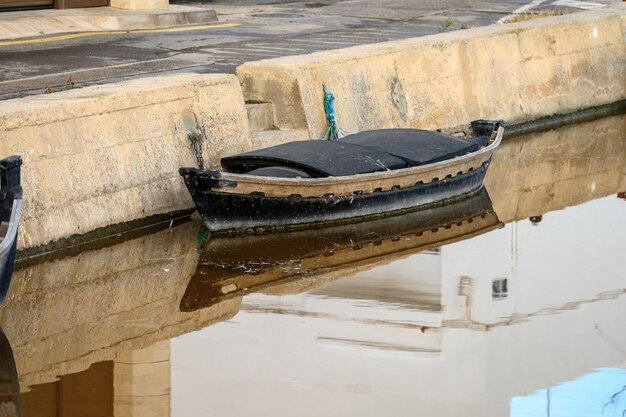 Versunkenes Boot am Dock in Albufera Valencia