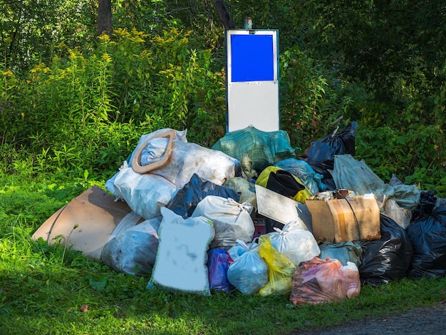 El vertedero de basura en bolsas de plástico: cartel de problemas ambientales con espacio para el texto